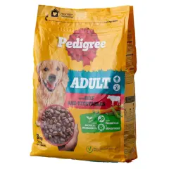 Gul påse med Pedigree hundfoder, "Adult with Beef and Vegetables". En glad golden retriever tittar fram. Varning för att välja rätt foder.