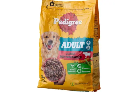 Gul påse med Pedigree hundfoder, "Adult with Beef and Vegetables". En glad golden retriever tittar fram. Varning för att välja rätt foder.