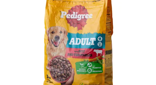 Gul påse med Pedigree hundfoder, "Adult with Beef and Vegetables". En glad golden retriever tittar fram. Varning för att välja rätt foder.