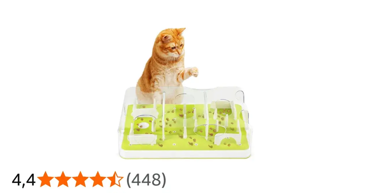 En orange katt leker med en interaktiv matsk&aring;l, vilket visar att har katter bra minne n&auml;r de l&auml;r sig l&ouml;sa pussel f&ouml;r mat.