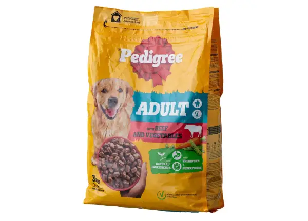 Gul påse med Pedigree hundfoder, "Adult with Beef and Vegetables". En glad golden retriever tittar fram. Varning för att välja rätt foder.